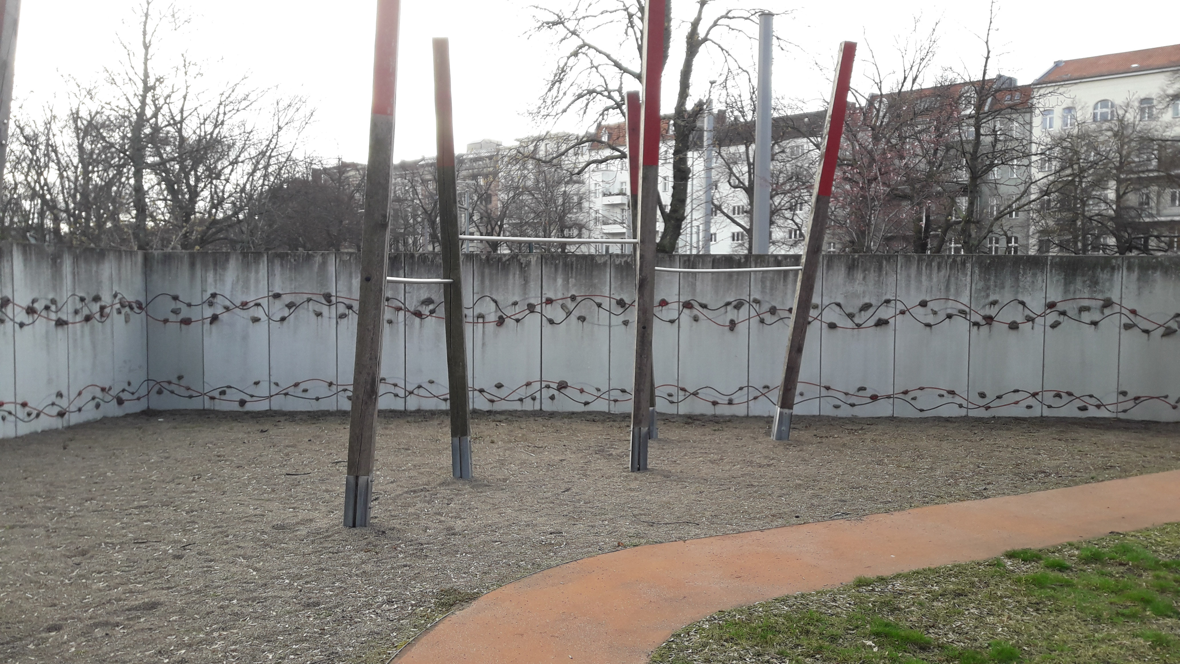 Barren Calisthenics-Park Claire-Waldoff-Promenade