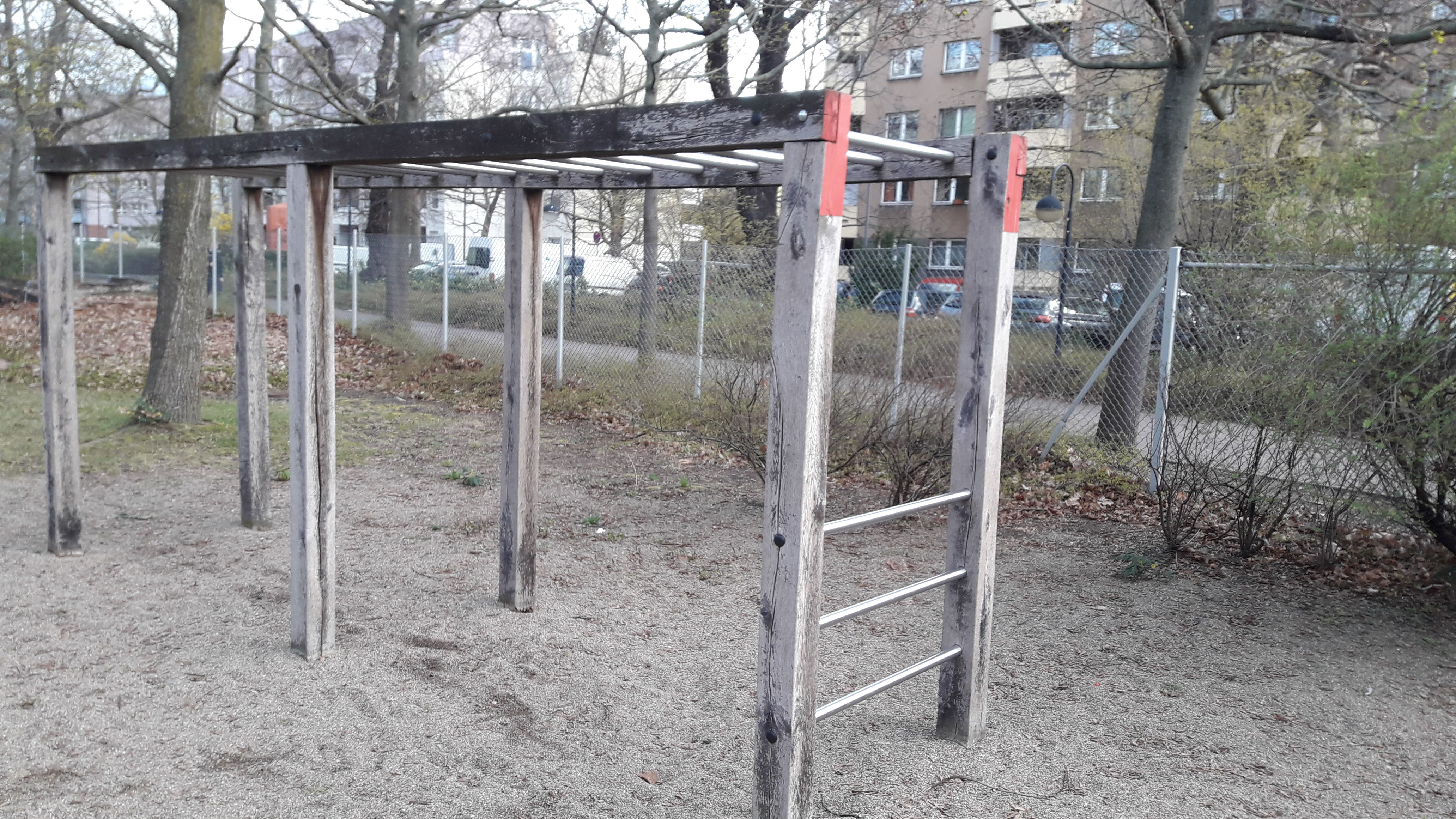 Klimmzugstangen Calisthenics-Park Claire-Waldoff-Promenade
