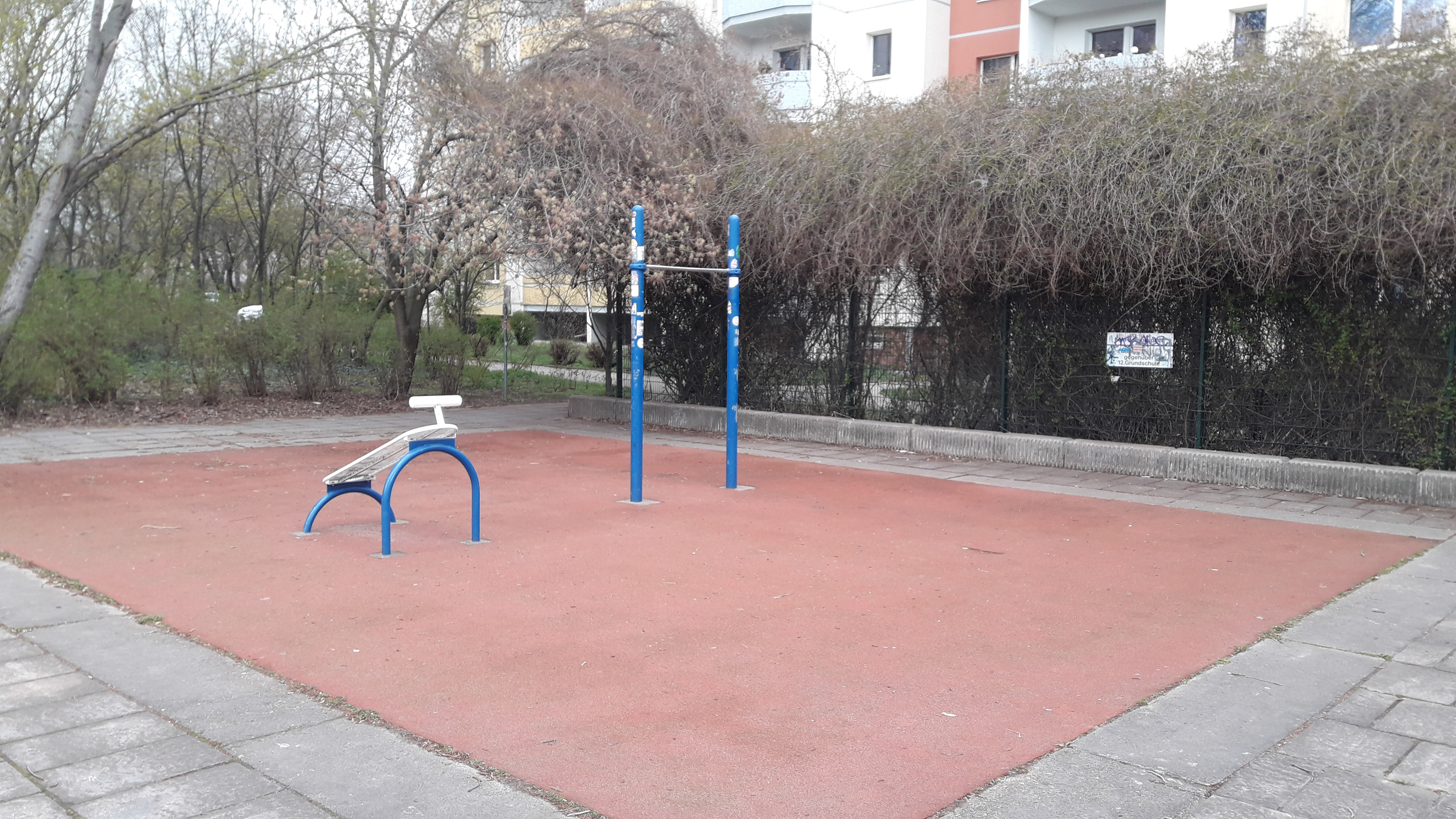 Klimmzugstange und Trainingsbank des Calisthenics-Park Ernst-Th&auml;lmann-Park